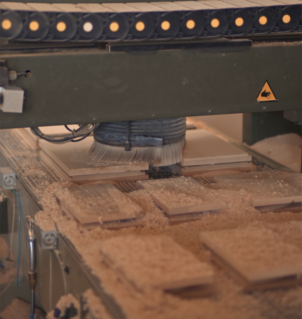 Fräsmaschine bei der Bearbeitung von Holzplatten